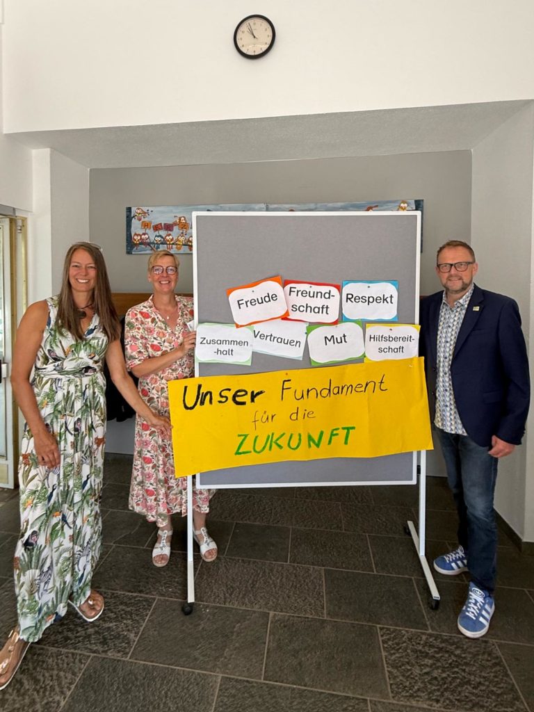 Sonja Kleine, Christina Holzdeppe und Bürgermeister Alfred Schmidt